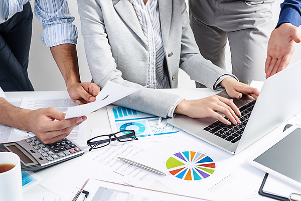 포토 JPG 해외이미지 손 여자 남자 비즈니스 회의 그래프 실내 들기 상반신 성인 앞모습 옆모습 세명 노트북 하반신 타이핑 성인만 해외포토 뷰포인트 모션 사람 내부 신체부위 전자제품 파일형식 이미지허브