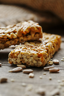 포토 JPG 해외이미지 실내 사람없음 아웃포커스 소프트포커스 땅콩 에너지바 나무배경 해외포토 음식 백그라운드 촬영기법 내부 견과류 파일형식 이미지허브