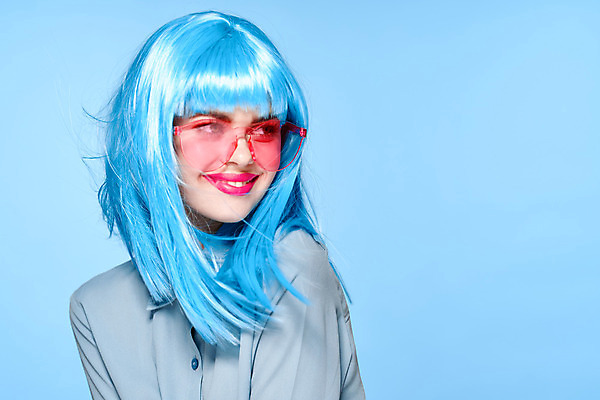 포토 JPG 해외이미지 응시 여자 하늘색 한명 미소 상반신 성인 앞모습 옆모습 선글라스 가발 성인여자한명만 힙스터 해외포토 1 시선 패션 안경 뷰포인트 표정 사람 파란색 여자한명만 성인여자만 파일형식 이미지허브