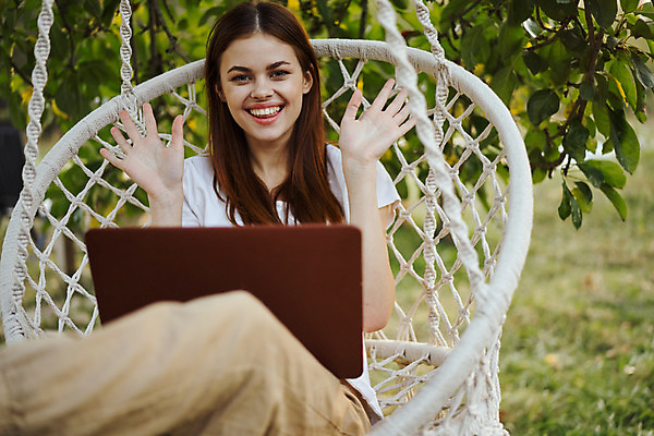 포토 JPG 해외이미지 주간 여자 여유 휴가 휴식 한명 앉기 상반신 성인 야외 앞모습 노트북 손인사 해먹 흔들의자 성인여자한명만 해외포토 자연요소 1 감정 뷰포인트 컨셉 의자 모션 사람 전자제품 침대 인사 여자한명만 성인여자만 파일형식 이미지허브