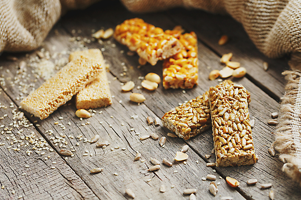 포토 JPG 해외이미지 실내 사람없음 땅콩 부스러기 에너지바 참깨 해바라기씨 나무배경 해외포토 음식 백그라운드 씨앗 내부 견과류 깨 파일형식 이미지허브