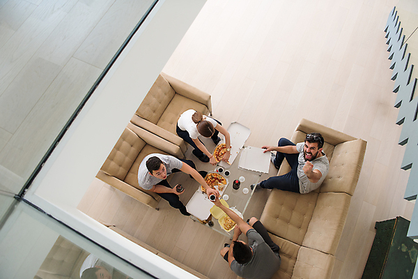 포토 JPG 해외이미지 전신 여자 남자 거실 피자 함께함 실내 들기 앉기 여러명 성인 앞모습 친구 소파 하이앵글 식사 올려보기 성인만 해외포토 뷰포인트 다수 컨셉 의자 관계 모션 패스트푸드 서양음식 사람 내부 파일형식 이미지허브