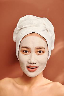 포토 JPG 해외이미지 응시 여자 실내 두건 한명 동양인 상반신 성인 앞모습 수건 뷰티 피부관리 팩 머드팩 성인여자한명만 갈색배경 해외포토 1 시선 뷰포인트 백그라운드 사람 인종 내부 위생용품 갈색 화장품 여자한명만 성인여자만 파일형식 이미지허브