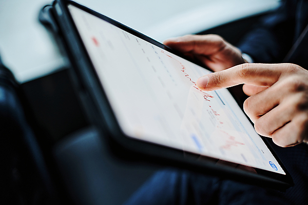 포토 JPG 해외이미지 직업 남자 여행 생각 인터넷 비즈니스 사업가 통신 창문 호텔 모바일 실내 사람 앉기 정장 사람없음 금융 컴퓨터 독서 알약 디지털 스크린 자료 터치 정보 성장 업무 비즈니스맨 자신감 네트워크 우아함 연결 종업원 분석 명상 경영자 리더 문서 온라인 경영 해외포토 옷 감정 컨셉 모션 숙소 내부 경제 전자제품 약 작업 직장인 파일형식 이미지허브