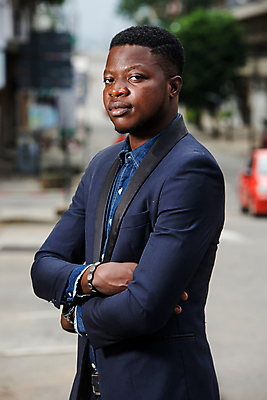 포토 JPG 해외이미지 모델 라이프스타일 응시 남자 포즈 백그라운드 자동차 거리 한명 서기 사람 정장 옆모습 파란색 유행 카메라 믿음 검은색 비즈니스맨 자신감 우아함 고립 스타일 해외포토 1 시선 옷 감정 육상교통 뷰포인트 컬러 컨셉 비즈니스 모션 생활 전자제품 직장인 파일형식 이미지허브