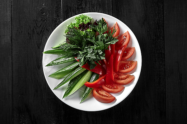 포토 JPG 해외이미지 접시 토마토 오이 사람없음 하이앵글 원형 상추 홍고추 나무탁자 해외포토 도형 식기 뷰포인트 채소 고추 탁자 파일형식 이미지허브