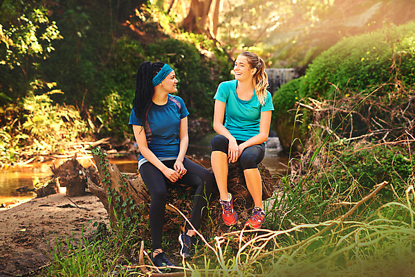 포토 JPG 해외이미지 주간 전신 라이프스타일 응시 여자 행복 함께함 앉기 20대 성인 야외 두명 앞모습 친구 운동복 운동 마주보기 숲 성인여자만 해외포토 자연요소 시선 옷 감정 뷰포인트 컨셉 관계 모션 건강 사람 청년 생활 여자만 성인만 파일형식 이미지허브