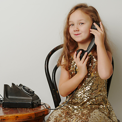 포토 JPG 해외이미지 백인 1 여자 행복 얼굴 어린이 백그라운드 비즈니스 통신 대화 한명 미소 사람 스마트폰 뷰티 유행 검은색 기쁨 수확 골동품 흰색 표현 잡기 연결 작음 전화기 복고 부름 옛날 스타일 해외포토 서양인 감정 컬러 농업 모션 표정 말하기 신체부위 핸드폰 스마트기기 크기 파일형식 이미지허브