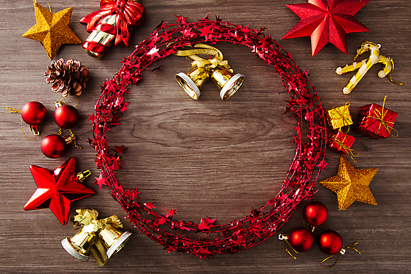 포토 JPG 해외이미지 나무 계절 리본 종이 백그라운드 컨셉 크리스마스 겨울 패턴 탁자 휴가 새로움 새해 프레임 선물 사람없음 목재 장식 빨간색 우주 축제 장식볼 축하 소나무 배열 초대 머리위 전나무 구성 플랫레이 카피스페이스 해외포토 식물 기념일 컬러 가구 무늬 재료 공백 플랫 파일형식 이미지허브