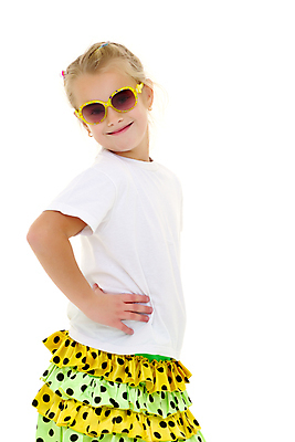 포토 JPG 해외이미지 백인 모델 1 라이프스타일 드레스 여자 행복 안경 어린이 포즈 백그라운드 휴가 한명 사람 야외 선글라스 태양 뷰티 유행 기쁨 흰색 표현 아기 화려 작음 시원함 고립 스타일 해외포토 자연요소 서양인 잡화 옷 감정 컬러 컨셉 생활 크기 파일형식 이미지허브