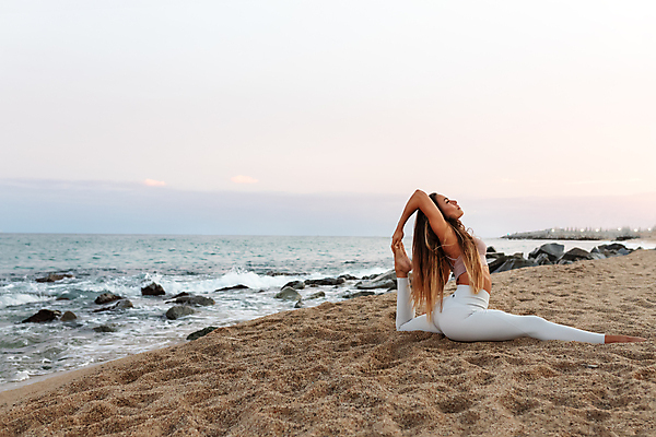 포토 JPG 해외이미지 백인 1 웰빙 모래 파도 포즈 이동 요가 휴식 건강 한명 사람 야외 운동 평화 힘 고요 황혼 일몰 활발 자유 영혼 유연 집중 연습 척추 명상 다리찢기 수평선 카피스페이스 아사나자세 해외포토 서양인 바다 컨셉 모션 뼈 노을 공백 요가자세 파일형식 이미지허브