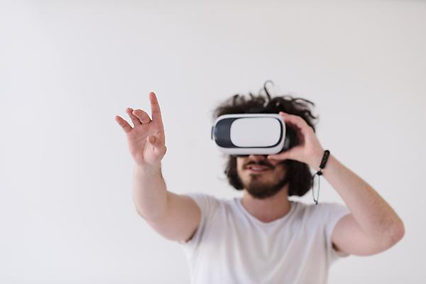 포토 JPG 해외이미지 남자 미래 한명 손짓 상반신 성인 앞모습 흰색 성인남자한명만 VR기기 해외포토 1 뷰포인트 컬러 컨셉 모션 사람 기계 가상현실 남자한명만 성인남자만 파일형식 이미지허브