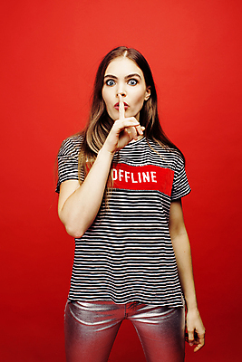 포토 JPG 해외이미지 백인 모델 라이프스타일 여자 행복 감정 얼굴 포즈 백그라운드 갈색머리 한명 사람 손짓 10대 빨간색 친구 스마트폰 금발 뷰티 유행 흰색 표현 도시 달콤 시원함 보여주기 진짜 스타일 힙스터 해외포토 서양인 1 헤어스타일 패션 컬러 관계 모션 청소년 생활 신체부위 핸드폰 스마트기기 맛 파일형식 이미지허브