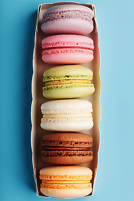 포토 JPG 해외이미지 디저트 실내 사람없음 상자 달콤 담기 파란배경 일렬 마카롱 해외포토 음식 백그라운드 모션 내부 파란색 맛 파일형식 이미지허브