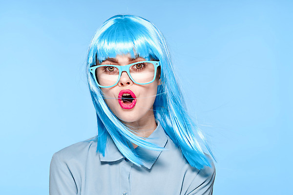 포토 JPG 해외이미지 여자 하늘색 입벌림 한명 상반신 성인 앞모습 가발 성인여자한명만 안경낌 힙스터 해외포토 1 패션 안경 뷰포인트 표정 사람 파란색 여자한명만 성인여자만 파일형식 이미지허브