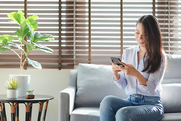 포토 JPG 해외이미지 라이프스타일 응시 여자 행복 화분 실내 한명 미소 웃음 들기 앉기 상반신 성인 옆모습 스마트폰 소파 햇빛 블라인드 성인여자한명만 해외포토 1 시선 감정 뷰포인트 의자 모션 표정 사람 내부 생활 핸드폰 스마트기기 태양 커튼 여자한명만 성인여자만 파일형식 이미지허브