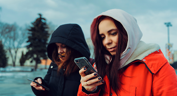포토 JPG 해외이미지 라이프스타일 응시 여자 컨셉 인터넷 통신 청소년 날씨 사람 취미 야외 두명 가로 친구 스마트폰 핸드폰 우정 산책 기쁨 닫기 연결 시원함 온라인 중독 소셜미디어 해외포토 시선 감정 관계 모션 휴식 생활 전자제품 스마트기기 파일형식 이미지허브
