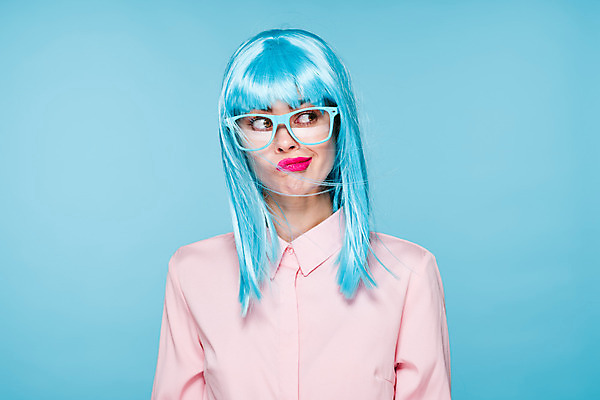 포토 JPG 해외이미지 응시 여자 하늘색 한명 상반신 성인 앞모습 가발 성인여자한명만 안경낌 힙스터 해외포토 1 시선 패션 안경 뷰포인트 사람 파란색 여자한명만 성인여자만 파일형식 이미지허브