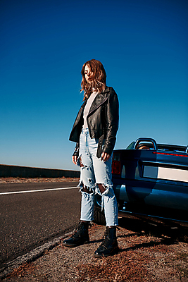 포토 JPG 해외이미지 백인 응시 여자 행복 도로 육상교통 여행 백그라운드 자동차 자연 휴가 사랑 한명 서기 성인 야외 파란색 햇빛 태양 뷰티 유행 맑음 운전 사막 자유 코트 가죽 오픈카 자동 스타일 여자한명만 해외포토 자연요소 서양인 1 시선 감정 길 교통수단 컬러 컨셉 교통시설 모션 승용차 날씨 사람 외투 생태계 여자만 파일형식 이미지허브
