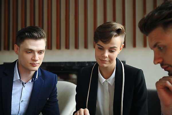 포토 JPG 해외이미지 직업 여자 남자 회사 비즈니스 사업가 통신 성공 협력 설계 노동자 아이디어 3 설명 서기 사람 성인 세명 사무실 흰색 작업 비즈니스맨 비즈니스우먼 자신감 계획 종업원 동료 직원 상담 긍정 나눔 경영 고용 콜라보레이션 해외포토 감정 컬러 컨셉 관계 모션 구직 직장인 채용 파일형식 이미지허브