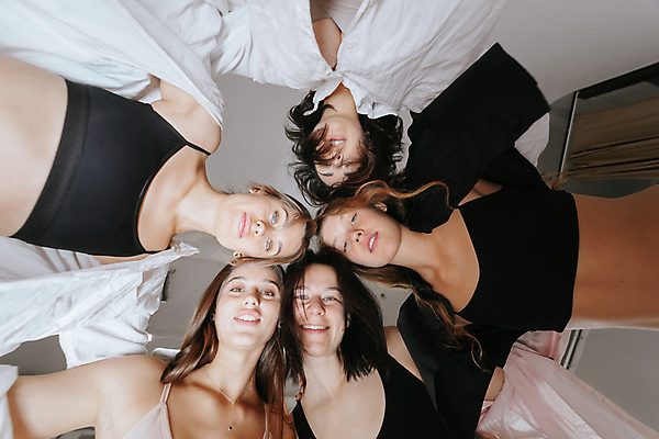 포토 JPG 해외이미지 모델 여자 행복 감정 얼굴 포즈 컨셉 신체 서기 여러명 성인 일상 친구 뷰티 숫자 유행 카메라 우정 기쁨 그룹 우아함 몸무게 아래 비만 고립 사방 해외포토 문자 다수 관계 모션 사람 라이프 신체부위 전자제품 방향 몸매 위치 파일형식 이미지허브