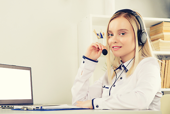 포토 JPG 해외이미지 직업 학생 여자 행복 얼굴 백그라운드 비즈니스 말하기 대화 한명 미소 사람 스마트폰 사무실 헤드폰 흰색 센터 중개인 전화기 고객 마이크 직원 서비스 컨설턴트 경영자 안내원 부름 비서 온라인 경영 소셜 운영자 지원 헬프 카피스페이스 해외포토 1 감정 컬러 음향기기 모션 표정 신체부위 핸드폰 스마트기기 공백 도움 전문직 상담 리더 파일형식 이미지허브