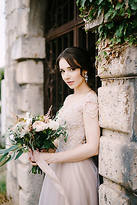 포토 JPG 해외이미지 서양인 여자 신부 부케 웨딩드레스 결혼식 한명 들기 상반신 성인 야외 옆모습 문 성인여자한명만 웨딩촬영 해외포토 외국인 1 드레스 뷰포인트 꽃다발 결혼 모션 사람 기념사진 여자한명만 성인여자만 파일형식 이미지허브