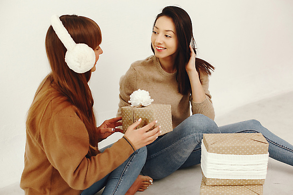 포토 JPG 해외이미지 백인 모델 여자 행복 유럽 얼굴 백그라운드 크리스마스 2 휴가 새로움 기념 갈색머리 실내 선물 사람 이벤트 성인 두명 장식 파란색 상자 뷰티 파티 유행 축제 놀람 기쁨 흰색 축하 생일 연도 흥분 고립 해외포토 서양인 헤어스타일 기념일 감정 나라 컬러 컨셉 표정 내부 신체부위 파일형식 이미지허브