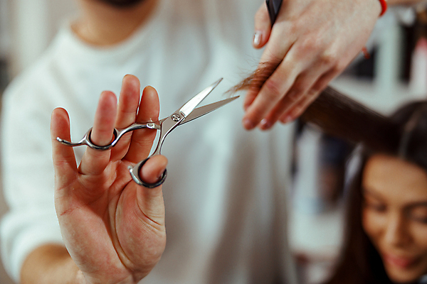 포토 JPG 해외이미지 손 여자 남자 실내 상반신 성인 두명 앞모습 아웃포커스 잡기 미용실 미용사 자르기 머리손질 미용가위 성인만 해외포토 직업 뷰포인트 모션 가위_도구 촬영기법 사람 내부 신체부위 뷰티 미용용품 뷰티샵 파일형식 이미지허브
