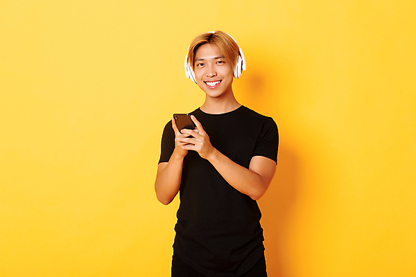 포토 JPG 해외이미지 남자 실내 한명 웃음 들기 동양인 상반신 성인 앞모습 헤드셋 즐거움 노래감상 성인남자한명만 해외포토 1 감정 뷰포인트 음향기기 모션 표정 사람 인종 내부 헤드폰 음악감상 남자한명만 성인남자만 파일형식 이미지허브