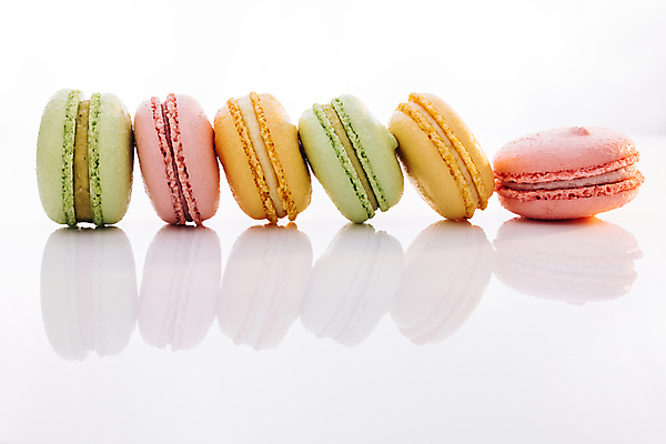 포토 JPG 해외이미지 디저트 실내 사람없음 반사 달콤 흰배경 일렬 마카롱 카피스페이스 해외포토 음식 백그라운드 내부 공백 흰색 맛 파일형식 이미지허브