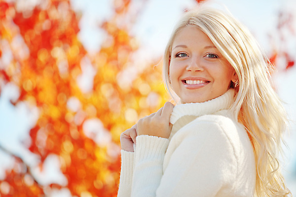 포토 JPG 해외이미지 라이프스타일 옷 계절 공원 여자 행복 얼굴 포즈 잎 오렌지 자연 따뜻함 건강 한명 미소 사람 야외 청춘 금발 유행 가을 흰색 신선 스웨터 피부 긍정 내추럴 완벽 해외202004 해외포토 식물 1 헤어스타일 공공시설 감정 컬러 컨셉 상의 과일 표정 생활 신체부위 생태계 파일형식