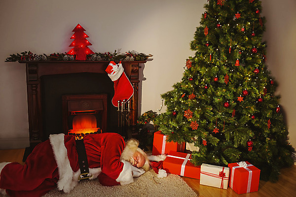 포토 JPG 해외이미지 백인 라이프스타일 노년 남자 크리스마스 거실 가정 불 휴식 아파트 주택 한명 크리스마스트리 산타클로스 축제 축하 잠 벽난로 전나무 크리스마스이브 노인남자한명만 해외202004 해외포토 자연요소 서양인 나무 1 기념일 컨셉 사람 성인 건물 생활 남자한명만 노인남자만 파일형식