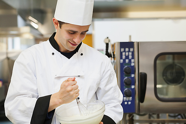 포토 JPG 해외이미지 백인 모자 접시 남자 행복 음식 유니폼 청소년 실내 요리 한명 서기 미소 20대 주방 식당 요리사 저녁식사 잡기 레인지 사발 오븐 강의 섞기 내려보기 해외202004 두드리기 해외포토 서양인 직업 1 식기 잡화 옷 감정 모션 표정 사람 청년 내부 상점 식사 가전제품 사기그릇 파일형식