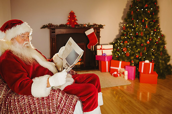 포토 JPG 해외이미지 백인 라이프스타일 노년 남자 크리스마스장식 크리스마스 거실 가정 불 아파트 주택 따뜻함 한명 장식 독서 크리스마스트리 산타클로스 평화 축제 장식볼 축하 잡기 신문 벽난로 안락의자 전나무 노인남자한명만 해외202004 해외포토 자연요소 서양인 나무 1 기념일 컨셉 의자 모션 사람 성인 건물 생활 간행물 뉴스 남자한명만 노인남자만 파일형식