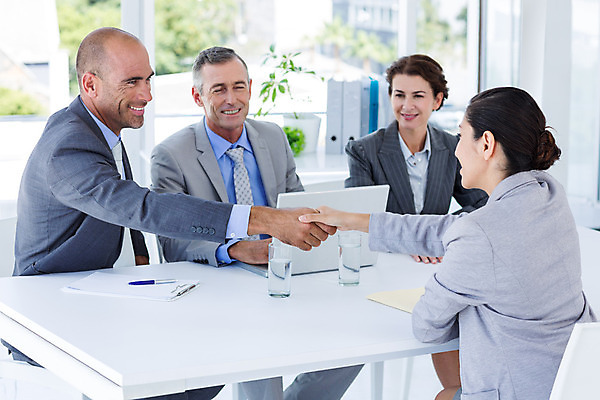 포토 JPG 해외이미지 백인 여자 남자 40대 중년 50대 악수 실내 앉기 여러명 상반신 20대 성인 노트북 사무실 비즈니스우먼 면접 해외202004 해외포토 서양인 다수 비즈니스 모션 사람 손짓 청년 내부 전자제품 직장인 파일형식