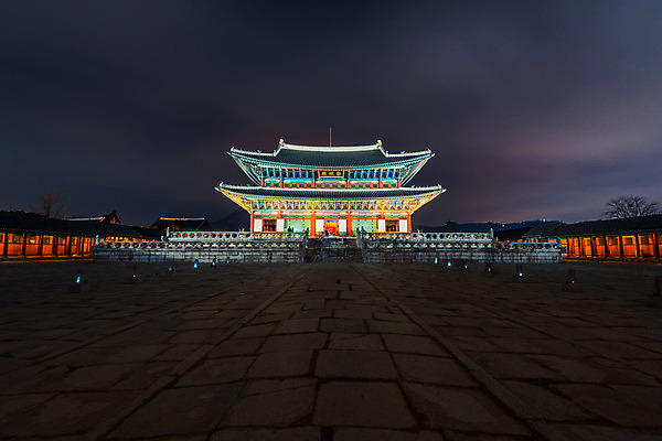 포토 JPG 해외이미지 전통 아시아 여행 자연 서울 한국 동양인 사람없음 야외 건물 목재 파란색 궁전 도시 역사 야간 남쪽 랜드마크 옛날 해외202004 해외포토 자연요소 나무 건축물 나라 컬러 고건축 재료 인종 방향 생태계 파일형식