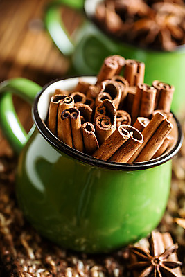 포토 JPG 해외이미지 음식 백그라운드 재료 탁자 요리 사람없음 갈색 주방 가을 조미료 막대기 달콤 향신료 향료 향 시나몬 해외202004 해외포토 계절 컬러 가구 맛 향기 냄새 향미료 파일형식