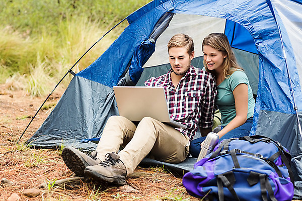 포토 JPG 해외이미지 백인 라이프스타일 커플 여자 남자 행복 자연 휴가 함께함 텐트 앉기 20대 성인 야외 두명 노트북 독서 공책 캠핑 자유 시골 타이핑 숲 캠핑장 성인만 해외202004 해외포토 서양인 감정 컨셉 관계 모션 레저 문구용품 캠핑도구 사람 청년 생활 전자제품 생태계 파일형식