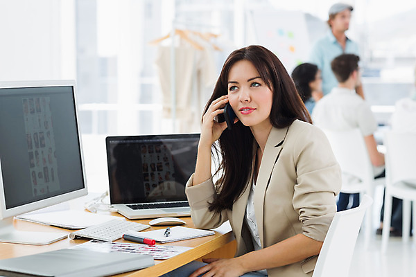 포토 JPG 해외이미지 백인 여자 남자 비즈니스 탁자 직장 실내 서기 앉기 여러명 20대 스마트폰 사무실 스크린 모니터 비즈니스우먼 무선전화기 책상 동료 해외202004 해외포토 서양인 가구 다수 회사 관계 모션 사람 청년 내부 핸드폰 스마트기기 컴퓨터 직장인 전화기 파일형식
