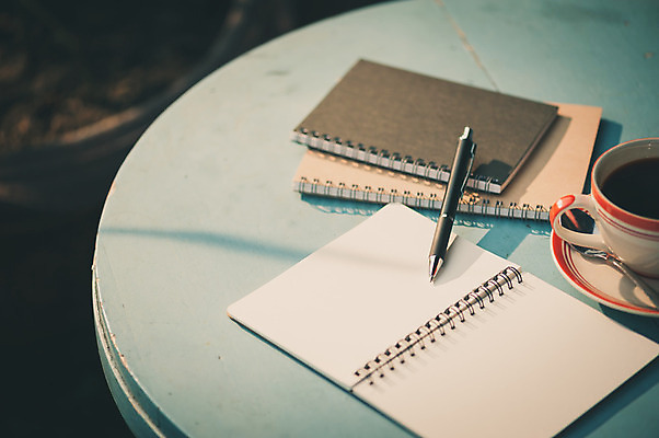 포토 JPG 해외이미지 라이프스타일 종이 커피 음료 백그라운드 탁자 휴식 아이디어 사람없음 펜 다이어리 공책 카페 해외202004 해외포토 가구 컨셉 문구용품 생활 필기구 상점 사무용품 파일형식