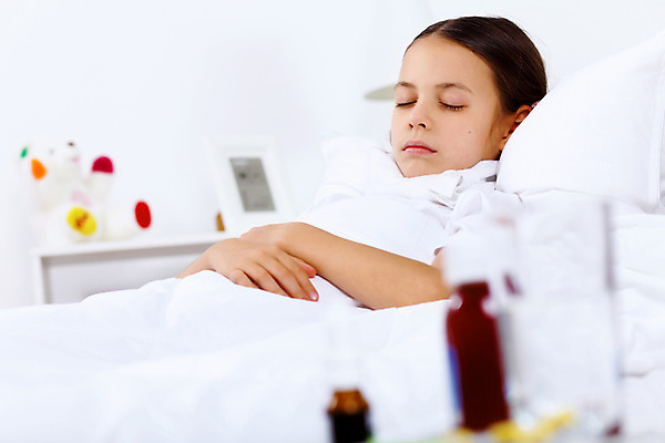 포토 JPG 해외이미지 백인 여자 딸 어린이 휴식 실내 건강 한명 사람 상반신 옆모습 눕기 약 눈감음 침실 환자 잠 열 약병 질병 소프트포커스 간호 돌봄 의료성형뷰티 소녀한명만 해외202004 해외포토 서양인 1 뷰포인트 컨셉 의학 가족 모션 촬영기법 내부 병_담는 여자한명만 소녀만 파일형식