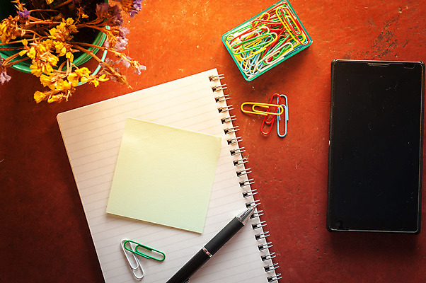 포토 JPG 해외이미지 디자인 종이 백그라운드 아이디어 사람없음 빨간색 펜 다이어리 공책 공백 기록 복고 클립 해외202004 해외포토 컬러 컨셉 문구용품 필기구 사무용품 파일형식