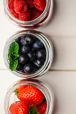 포토 JPG 해외이미지 딸기 유리병 사람없음 하이앵글 달콤 블루베리 산딸기 해외202004 해외포토 뷰포인트 과일 병_용기 맛 파일형식