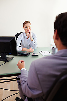 포토 JPG 해외이미지 여자 남자 미소 앉기 상반신 20대 성인 두명 노트북 사무실 턱괴기 면접 지원 성인만 해외202004 해외포토 비즈니스 모션 표정 사람 청년 전자제품 파일형식