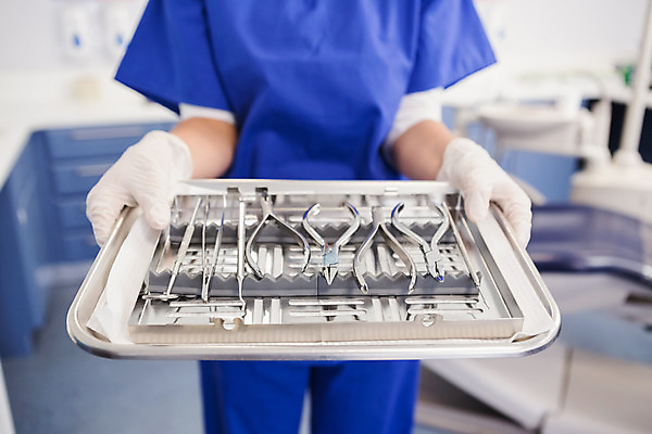 포토 JPG 해외이미지 백인 직업 여자 청소년 쟁반 실내 치과 병원 한명 20대 건강관리 장비 공구 잡기 치아 전문직 씻기 치과의사 수술장갑 의료성형뷰티 치위생사 해외202004 해외포토 서양인 1 장갑 의학 모션 건강 관리 사람 청년 내부 청결 의사 도구 소화기관 파일형식