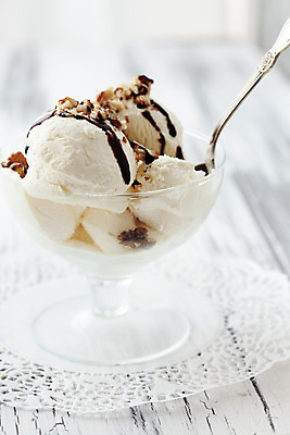 포토 JPG 해외이미지 음식 아이스크림 디저트 사람없음 초콜릿 숟가락 냉동 견과류 흰색 달콤 크림 호두 시럽 바닐라 맛있는 해외202004 해외포토 컬러 수저 맛 파일형식