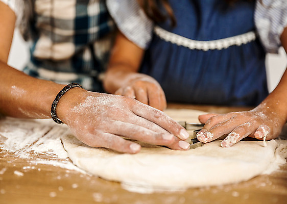 포토 JPG 해외이미지 모양 백인 라이프스타일 여자 딸 어린이 음식 크리스마스 가족 엄마 기념 함께함 사랑 요리 미소 사람 두명 쿠키 주방 굽기 준비 만들기 밀가루 히스패닉 점심식사 해외202004 해외포토 서양인 기념일 감정 컨셉 관계 모션 디저트 표정 생활 식사 가루 구이 파일형식