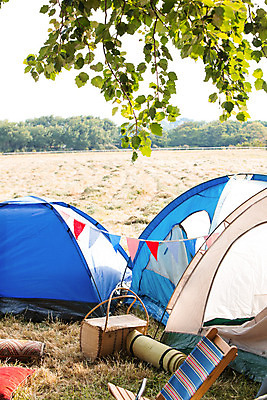포토 JPG 해외이미지 텐트 사람없음 야외 햇빛 맑음 봄 캠핑 시골 캠핑장 야외의자 해외202004 해외포토 계절 의자 레저 날씨 캠핑도구 태양 파일형식
