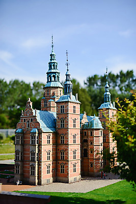 포토 JPG 해외이미지 외관 공원 유럽 문화 여행 건축양식 하늘 벽돌 주택 덴마크 사람없음 야외 건물 초록색 여름 파란색 도시풍경 여행객 탑 정원 궁전 도시 중세 역사 왕 박물관 타운 랜드마크 르네상스 스칸디나비아 옛날 코펜하겐 해외202004 해외포토 건축물 계절 공공시설 건축 나라 컬러 고건축 북유럽 사람 풍경 파일형식